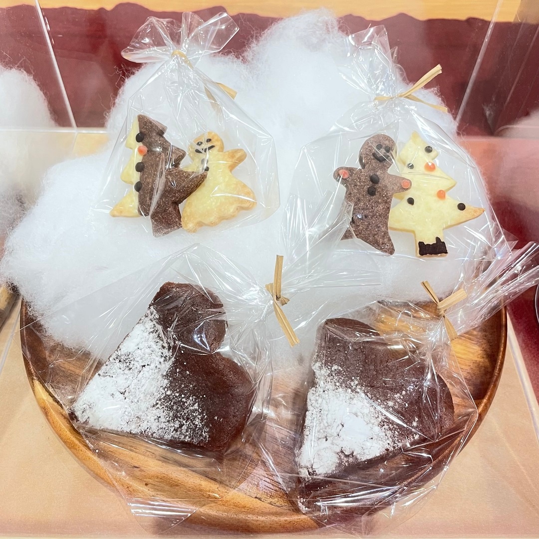 ガトーショコラと型抜きクッキーの写真