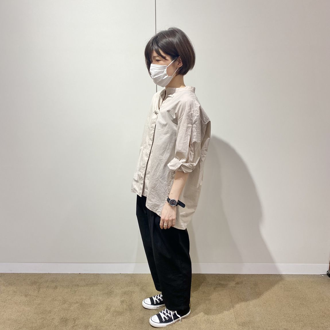 結び釦シャツ　フェードベージュを着用して横から撮った写真