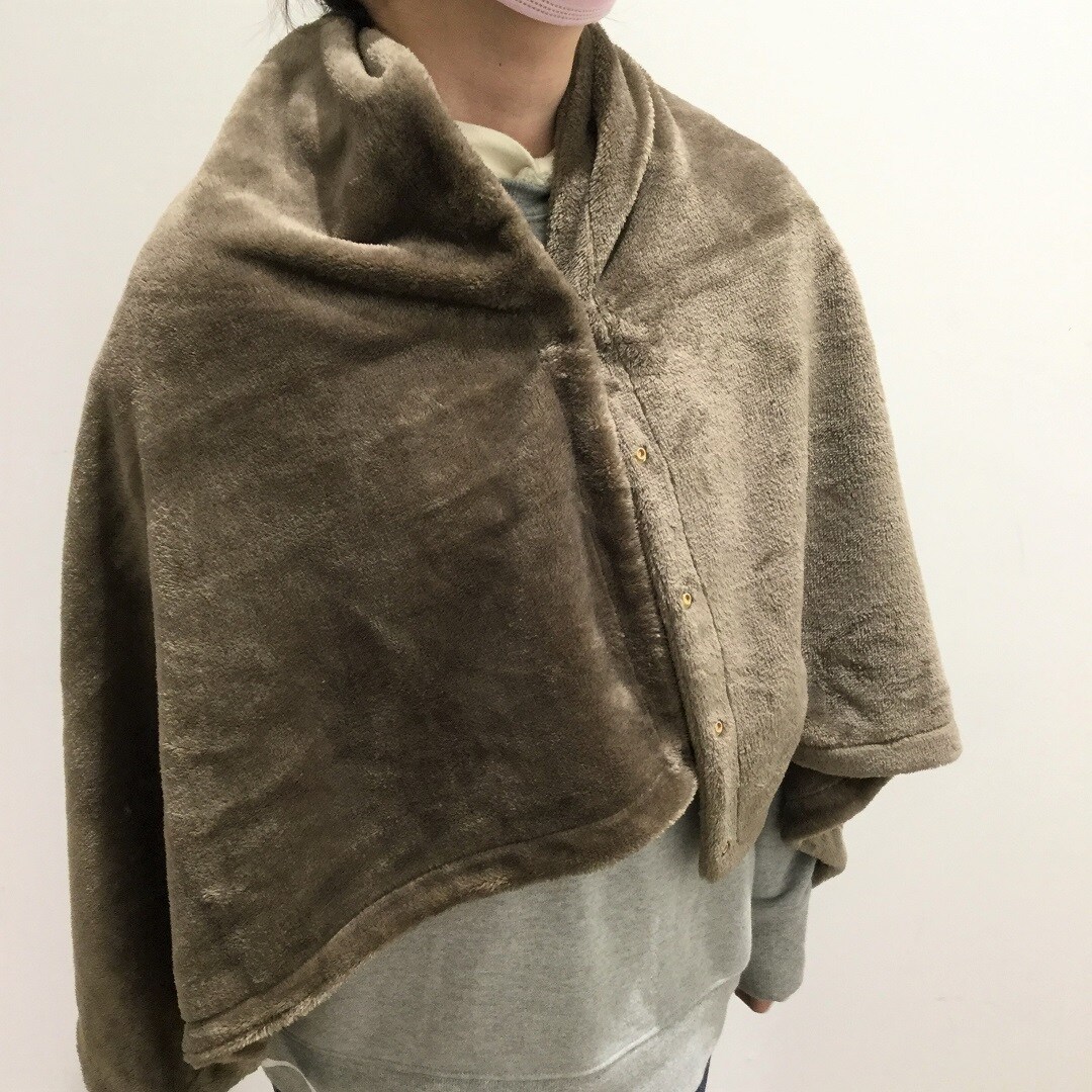 ブランケットを羽織っている写真