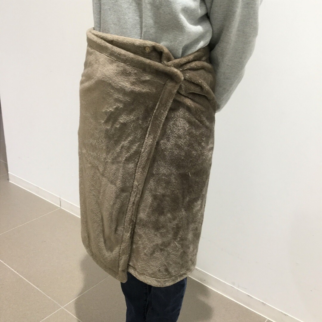 ブランケットを腰に巻いている写真