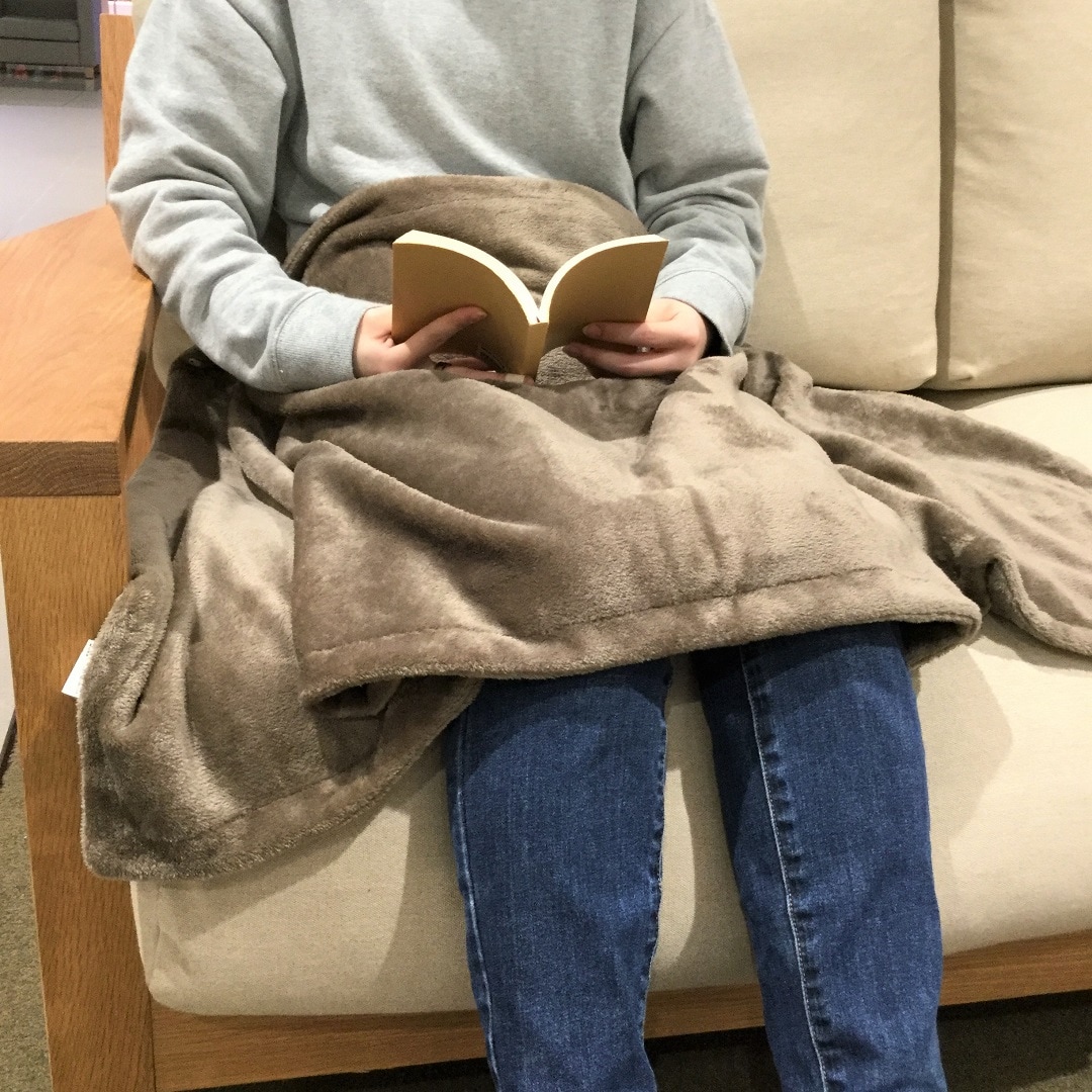 ブランケットをひざ掛けしている写真