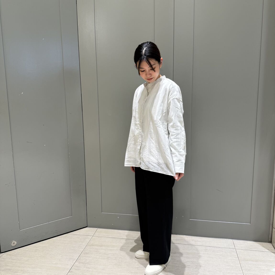 婦人 強燃シアー長袖シャツオフ白ストライプ 全身