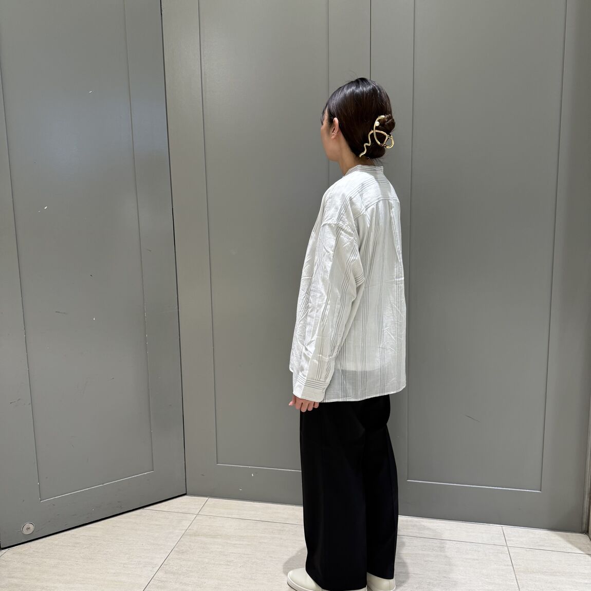 婦人 強燃シアー長袖シャツ白ストライプ 全身