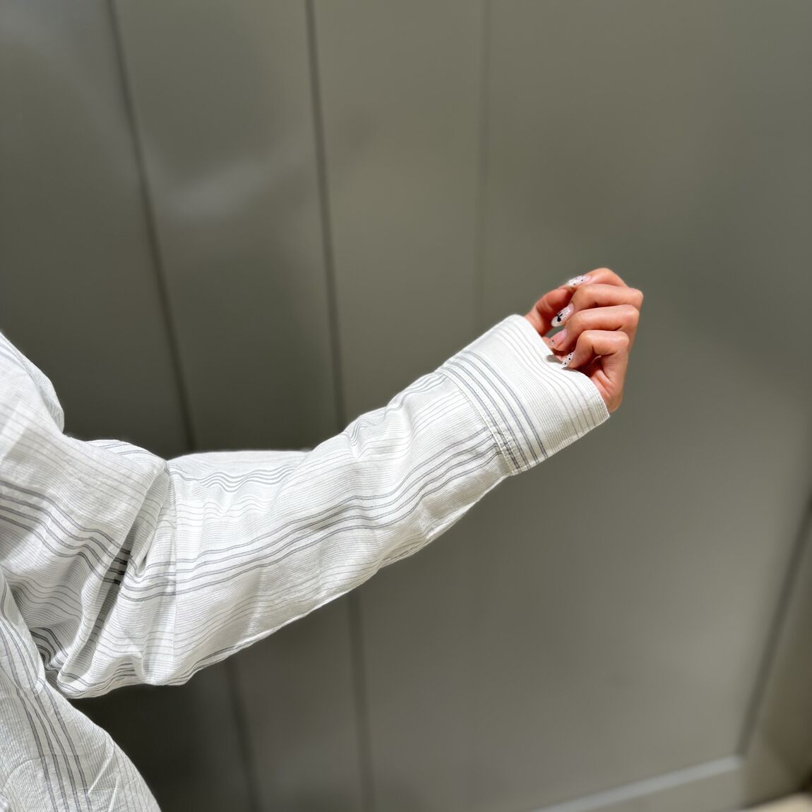 婦人 強燃シアー長袖シャツ白ストライプ 手元
