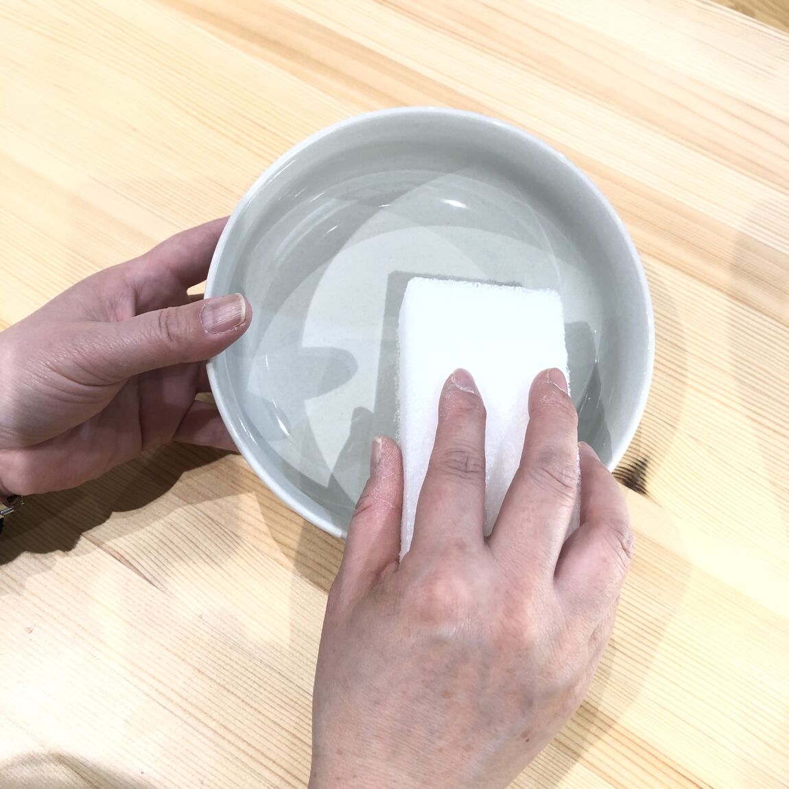 ウレタンフォーム三層スポンジでお皿を洗っている