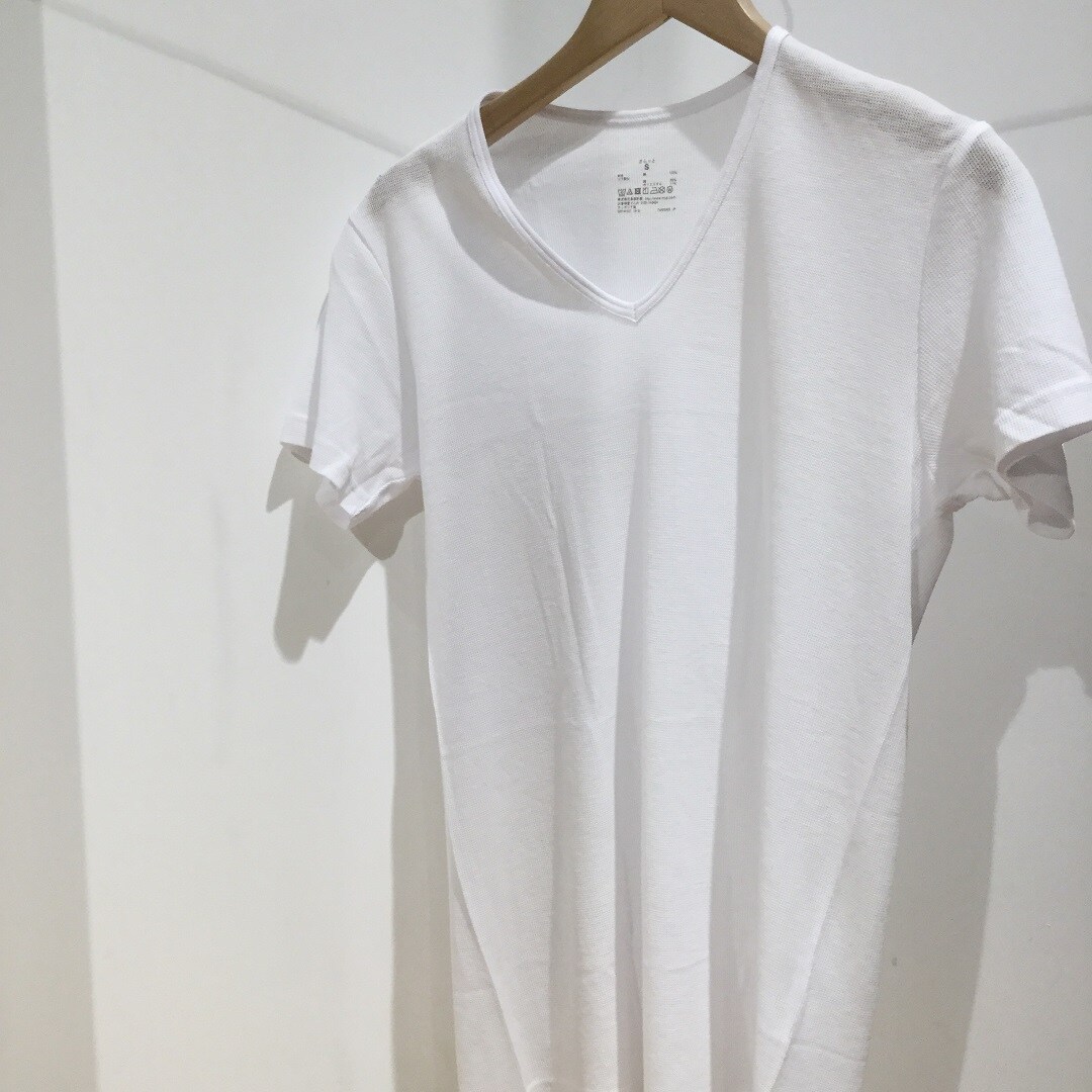 綿でさらっとVネックシャツ