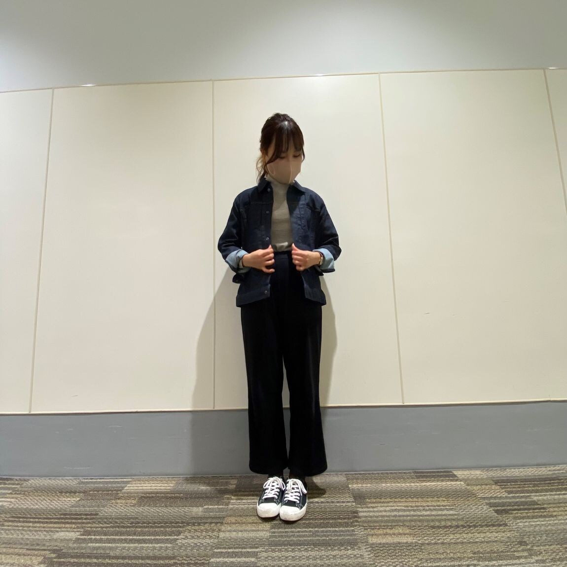 デニムジャケットとセーター