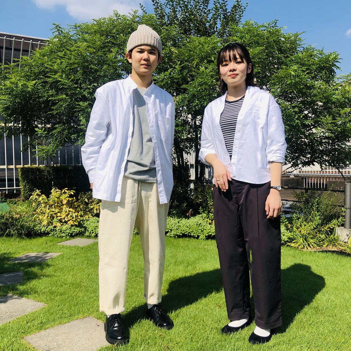 オックスの白いシャツを着ている男女スタッフ