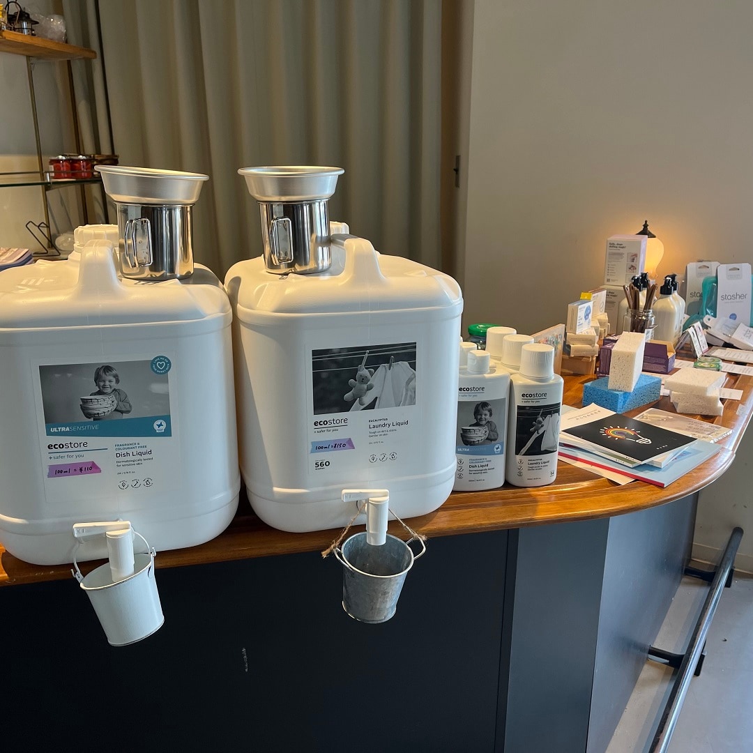 洗剤の測り売りを販売する写真