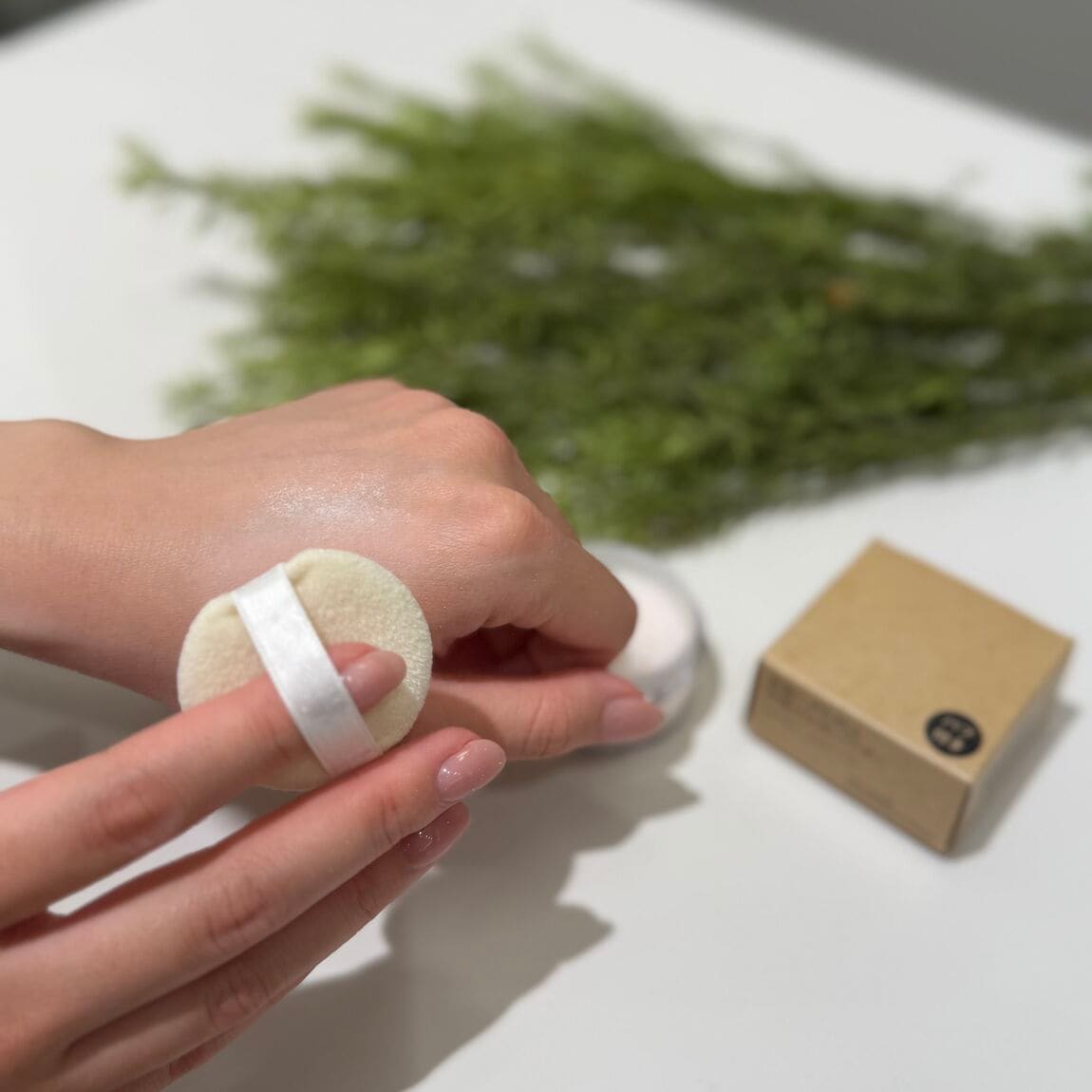 日焼け止めパウダーを使っている写真