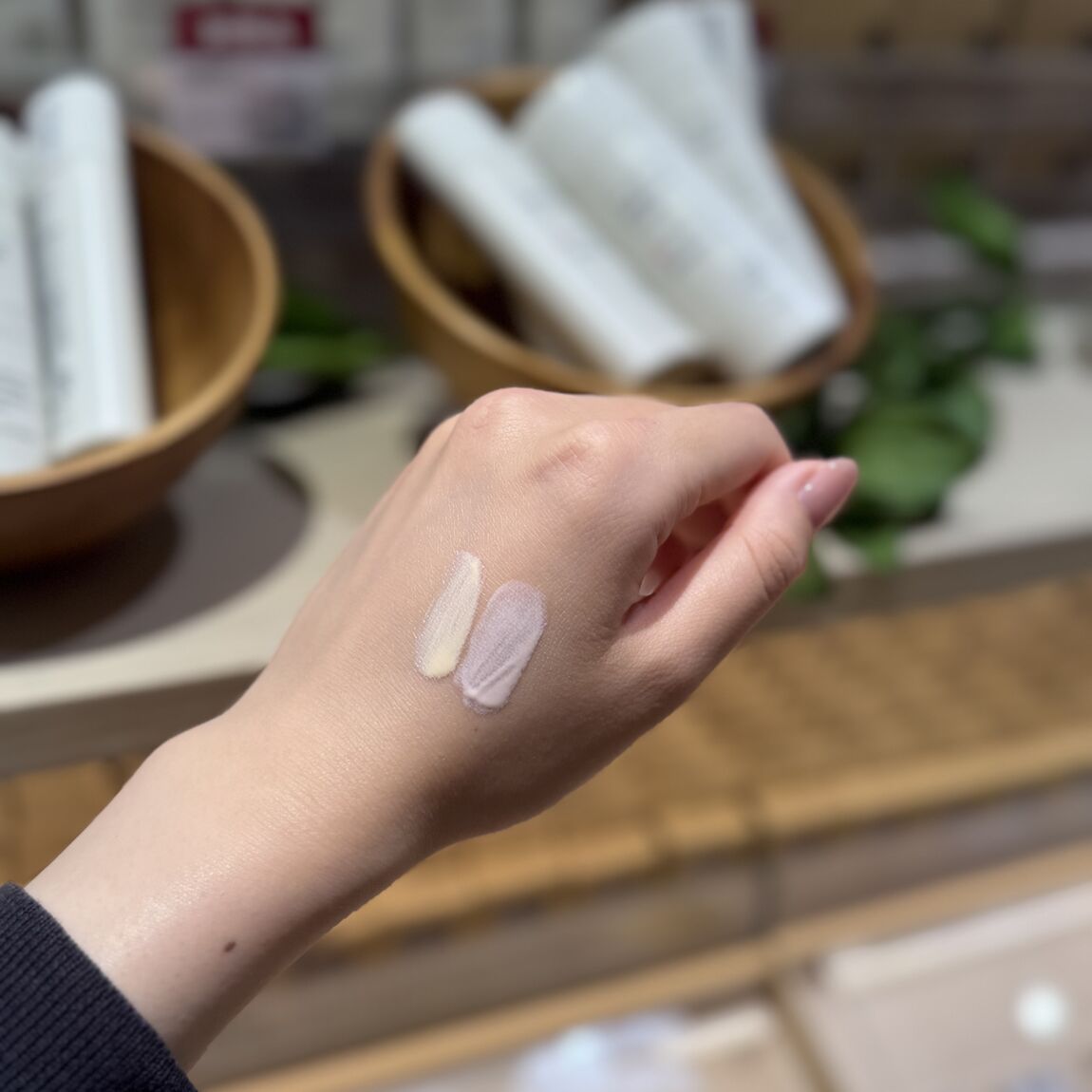 トーンアップ日焼け止めを手の甲に出した写真