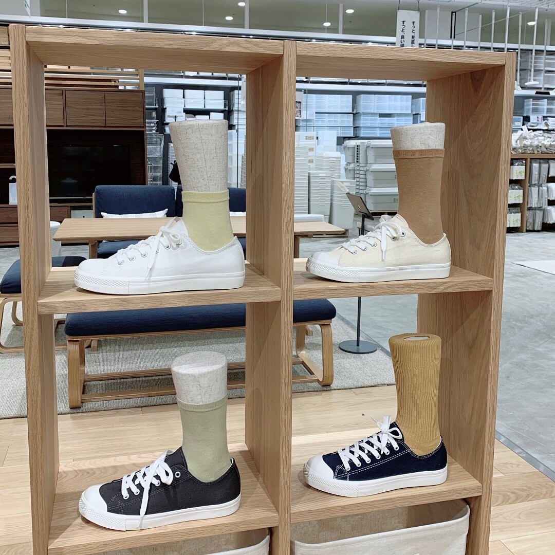 【mozoワンダーシティ】新色靴下で足もとを春カラーに。
