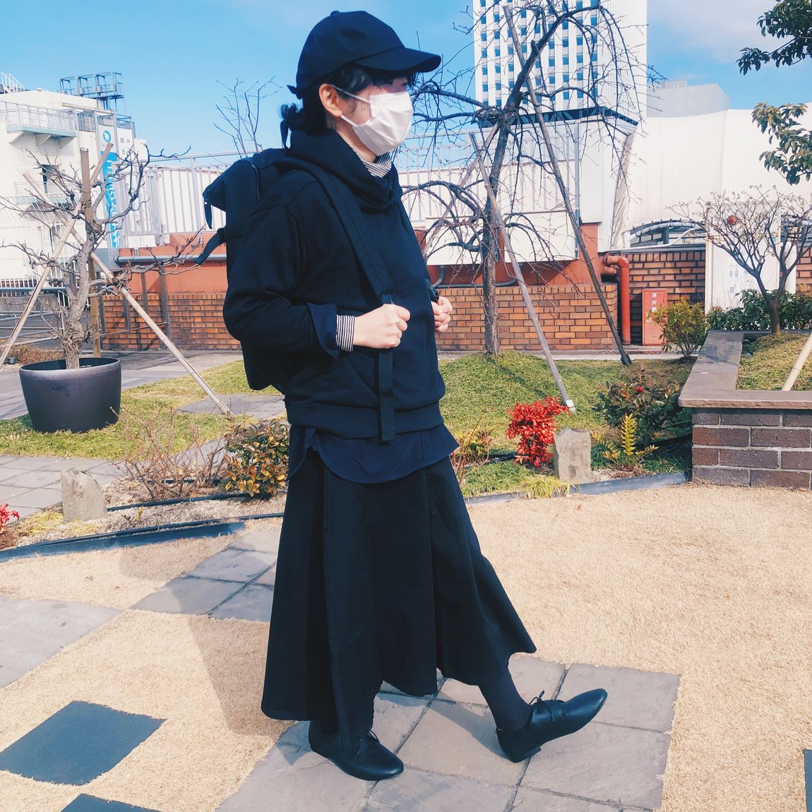 全身黒でダークグレーのシャツを着ているスタッフ