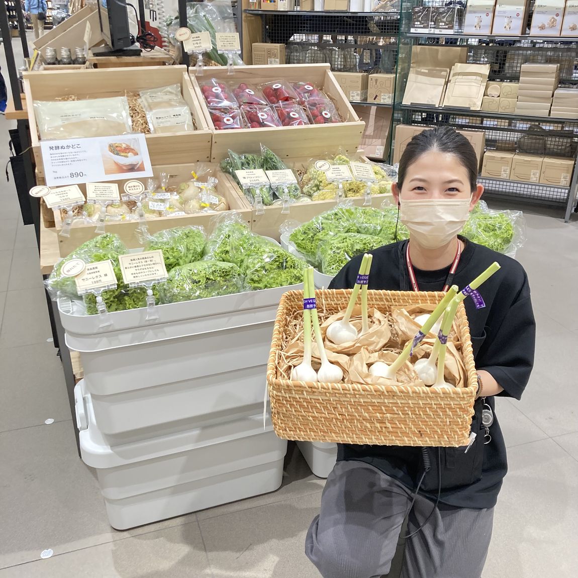 野菜売り場とスタッフの写真