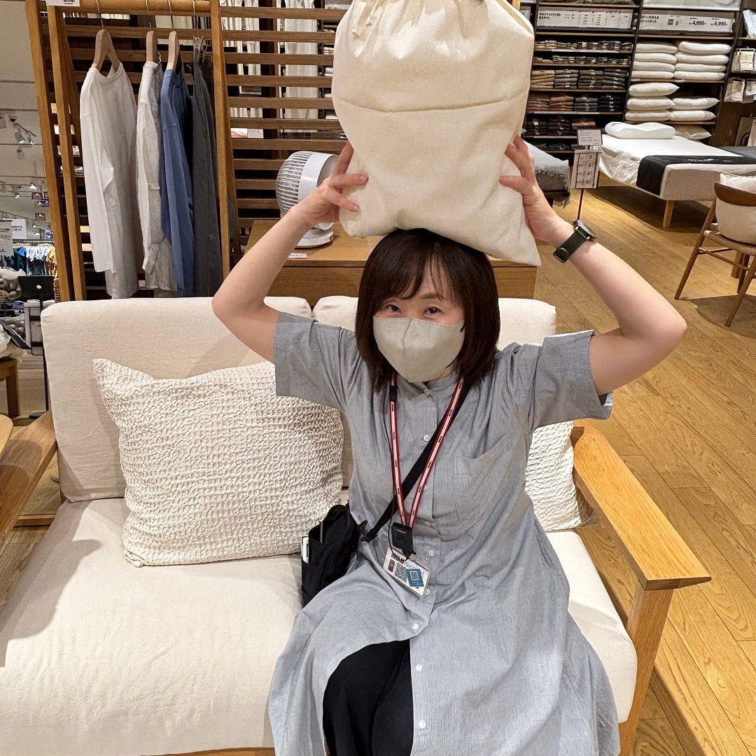 スタッフが商品を持っている