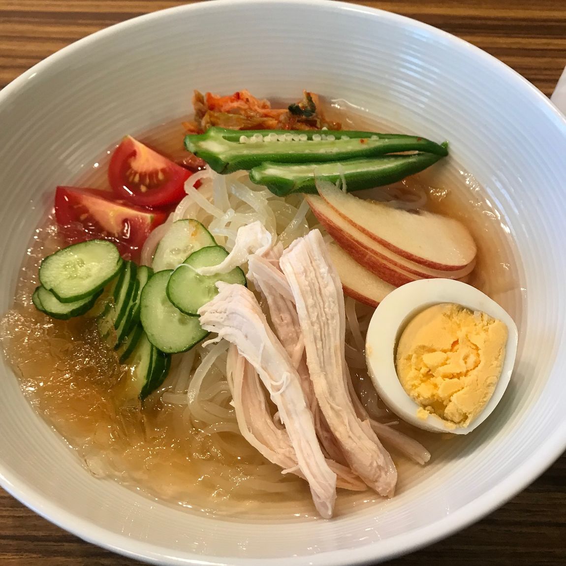 冷麺盛り付け