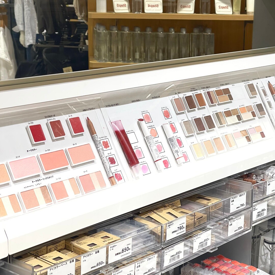 お客様一人一人にピッタリな色味が見つかるよう、当店には商品の色やラメのきらきら感をお客様の目で直接頂けるブースができました！