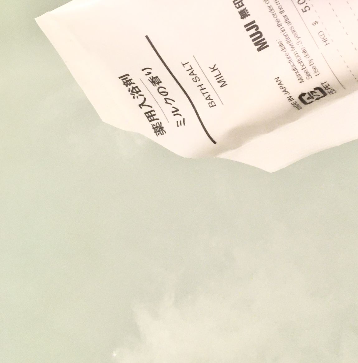 【札幌ステラプレイス】入浴剤を湯船に入れている画像
