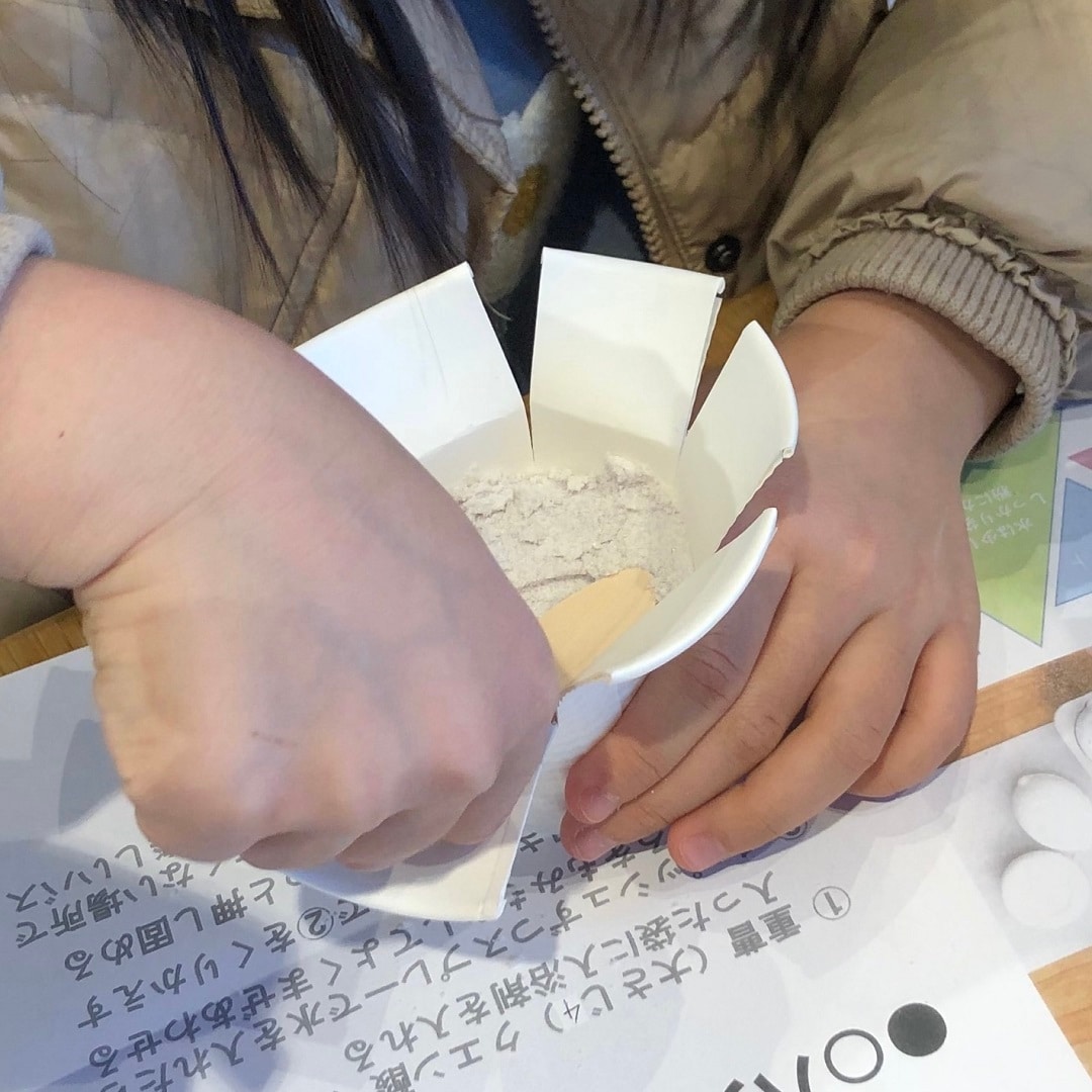 型に押し込んでいる画像