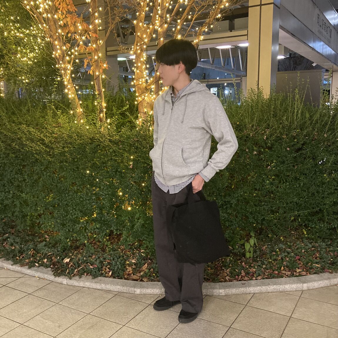 パーカーを着た男性の写真