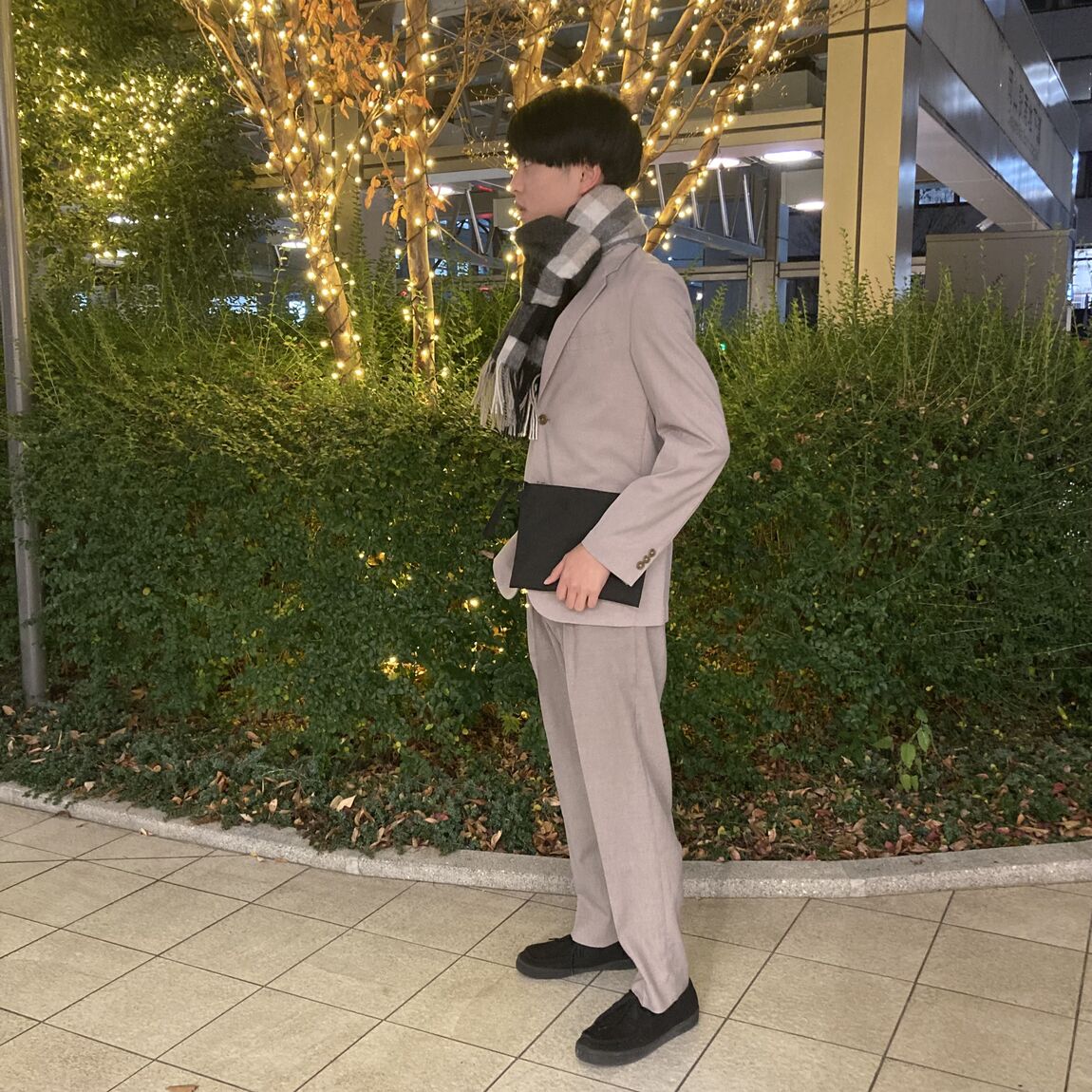 スーツを着た男性とイルミネーションの写真