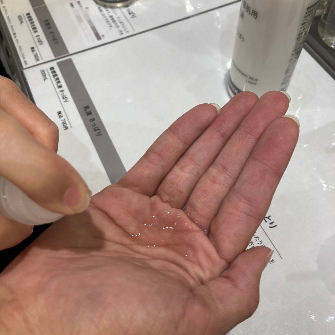 化粧水手に取る様子
