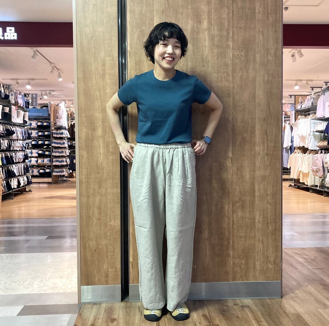 Tシャツを着た女性