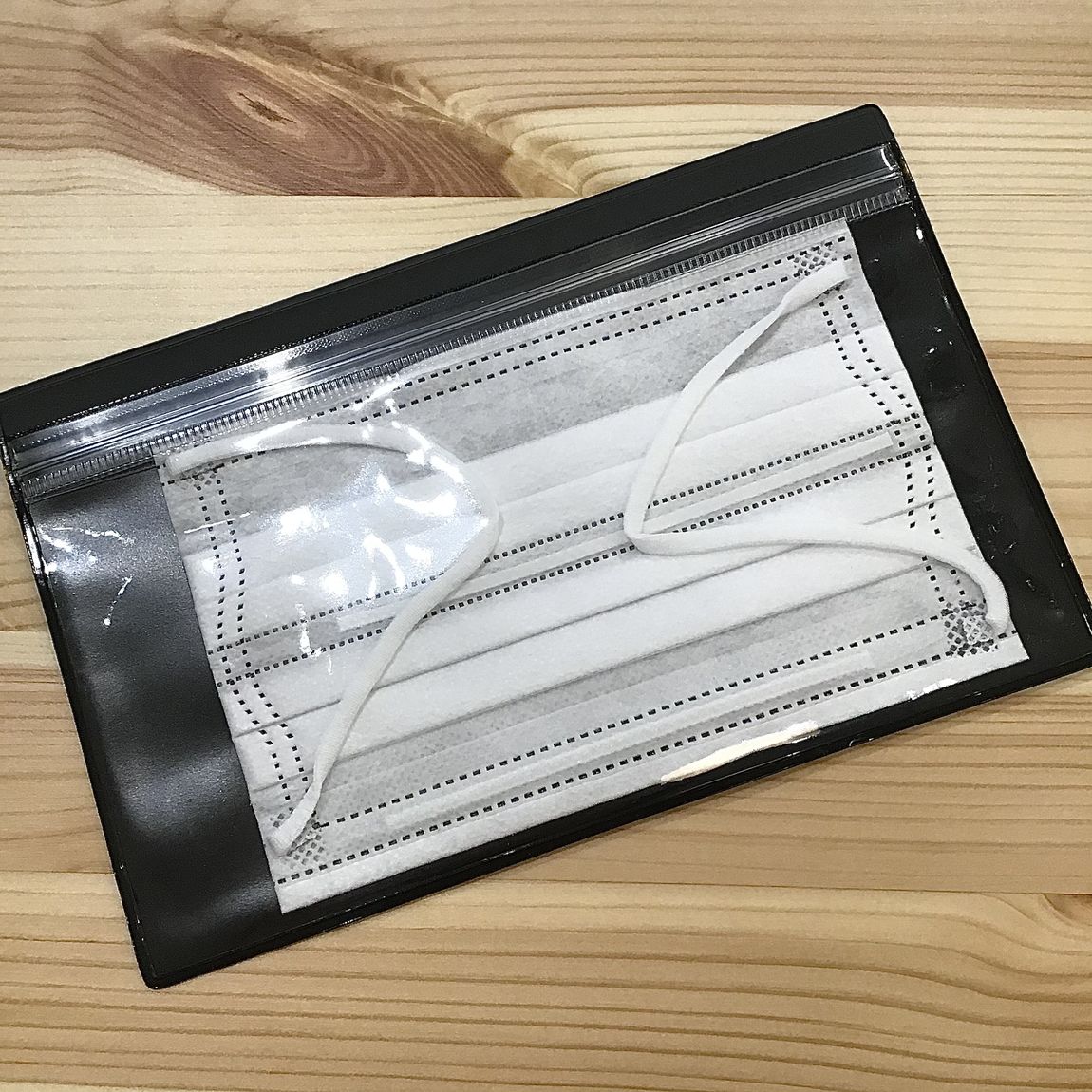 片面クリアケース　マスクを入れている写真
