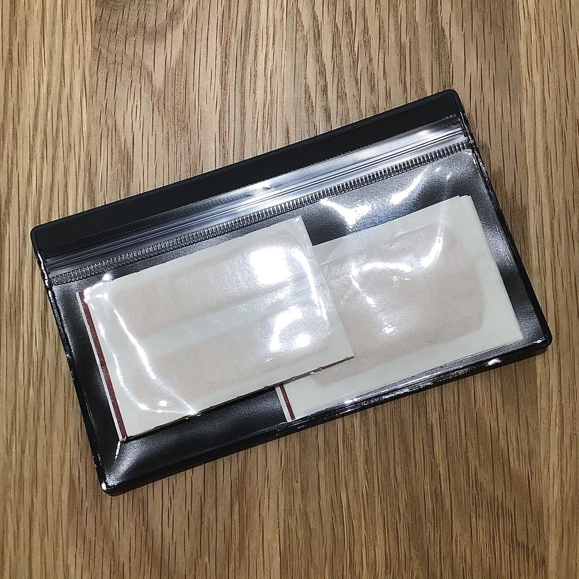 片面クリアケース　絆創膏を入れている写真