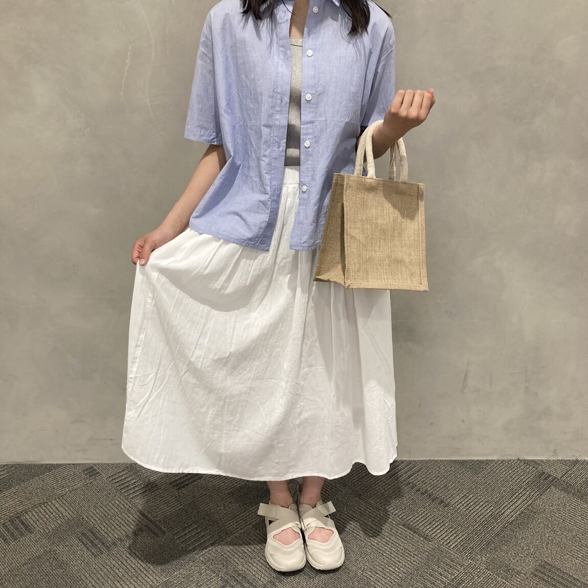 女性がスカートを着ている写真
