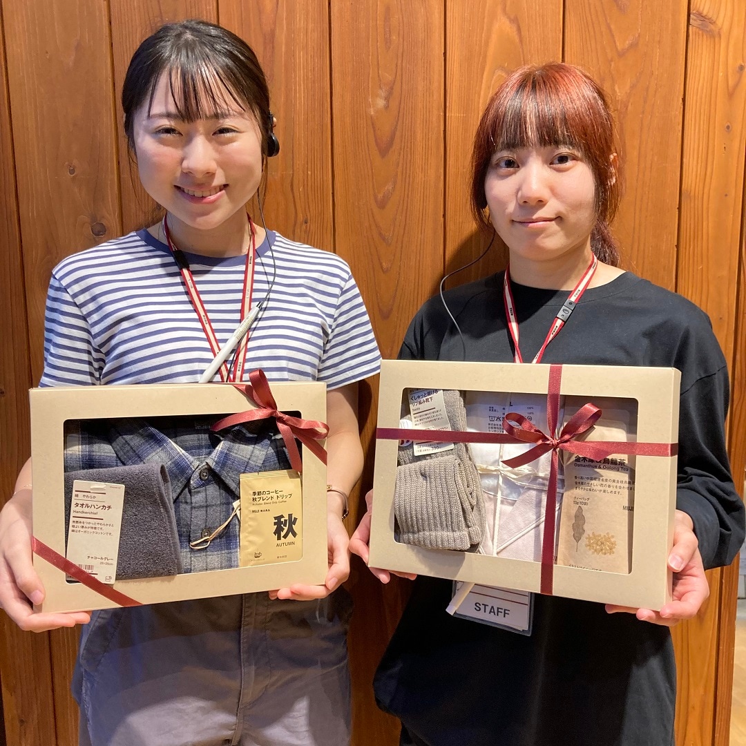 ギフトを持つ女性二人の画像