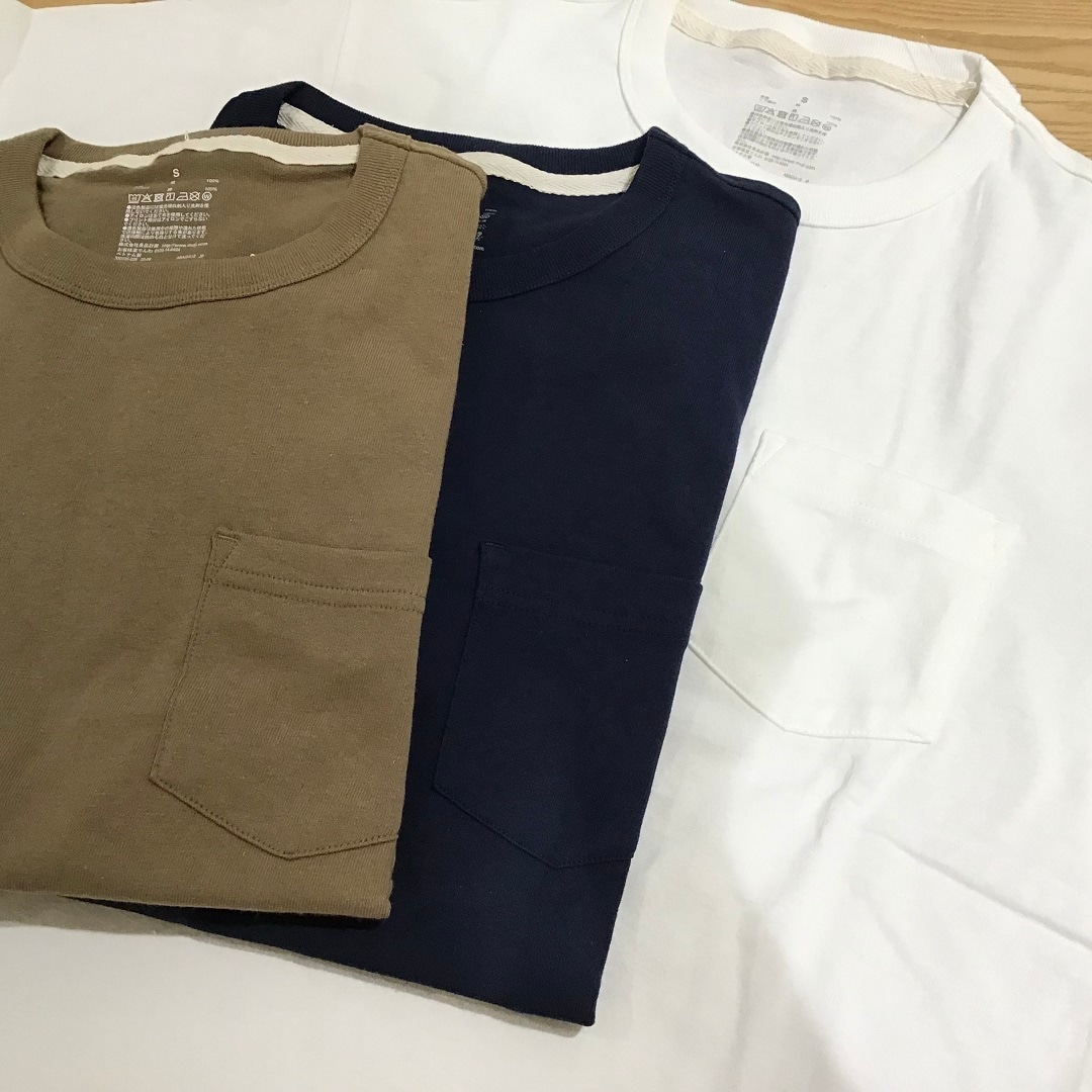 並べたTシャツ