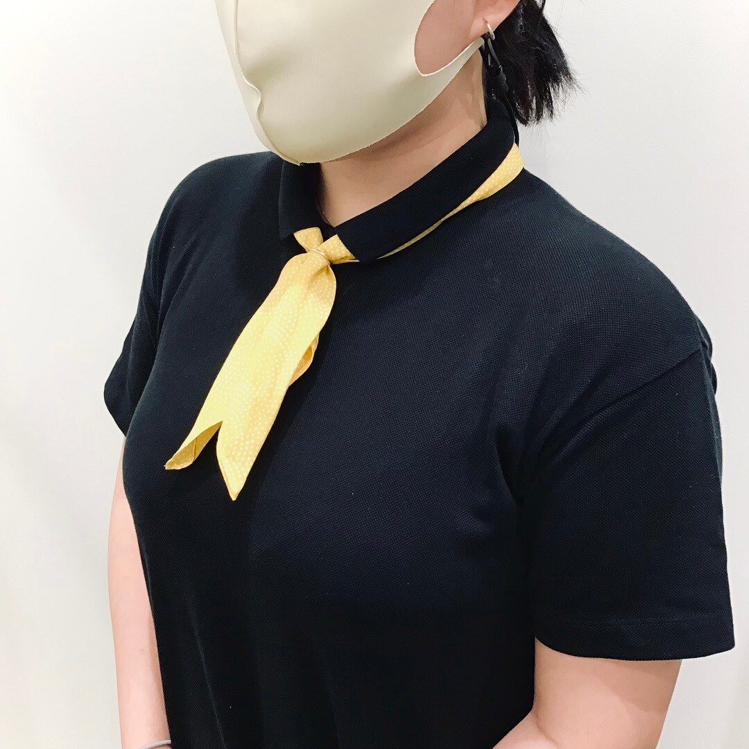 胸元のバンダナ