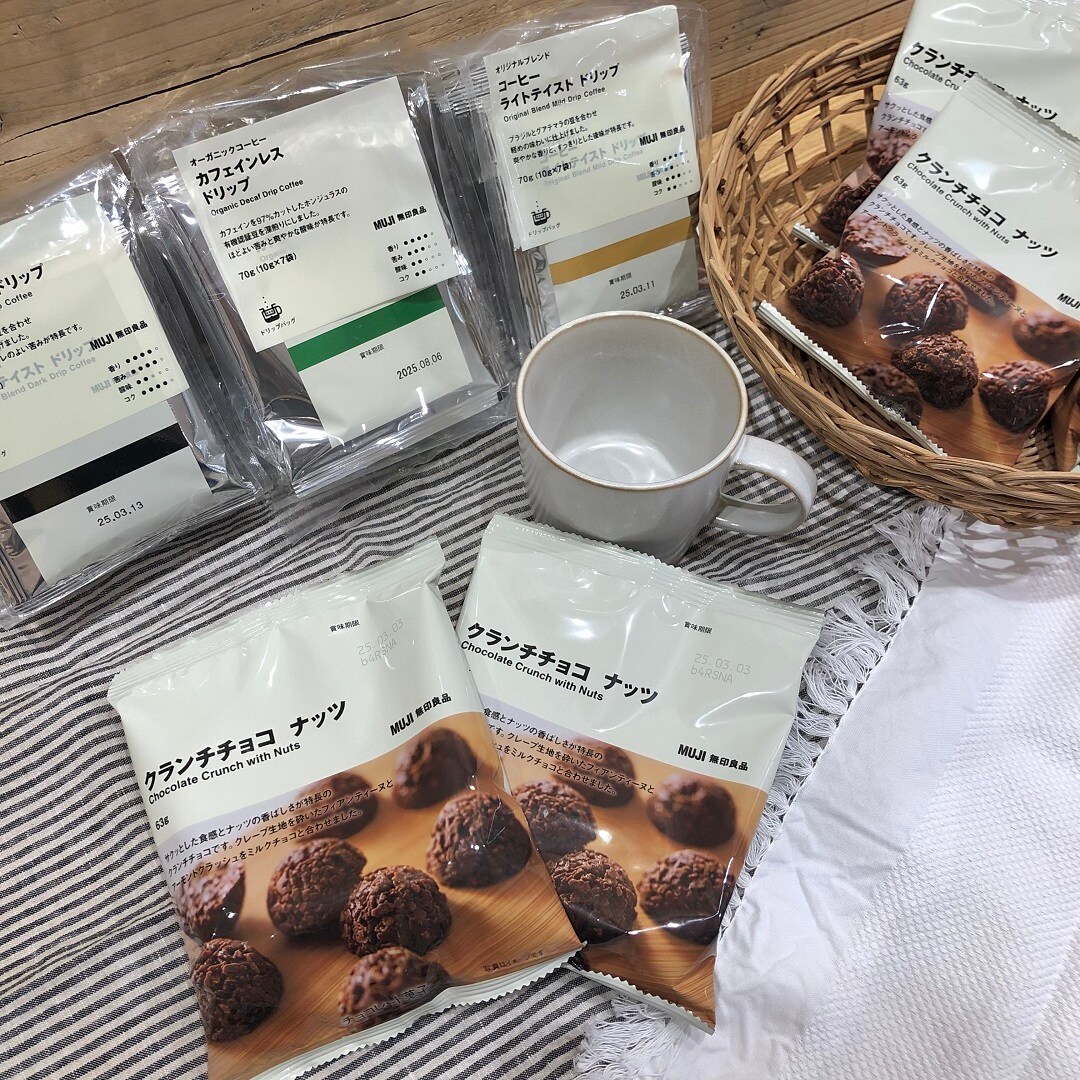 クランチチョコナッツとコーヒーの写真