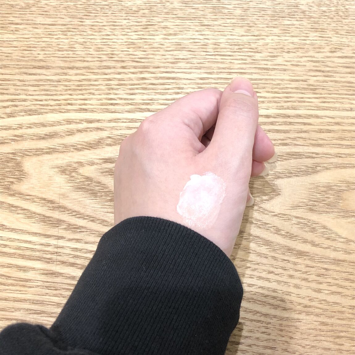 ハンドクリームを手に付けた写真