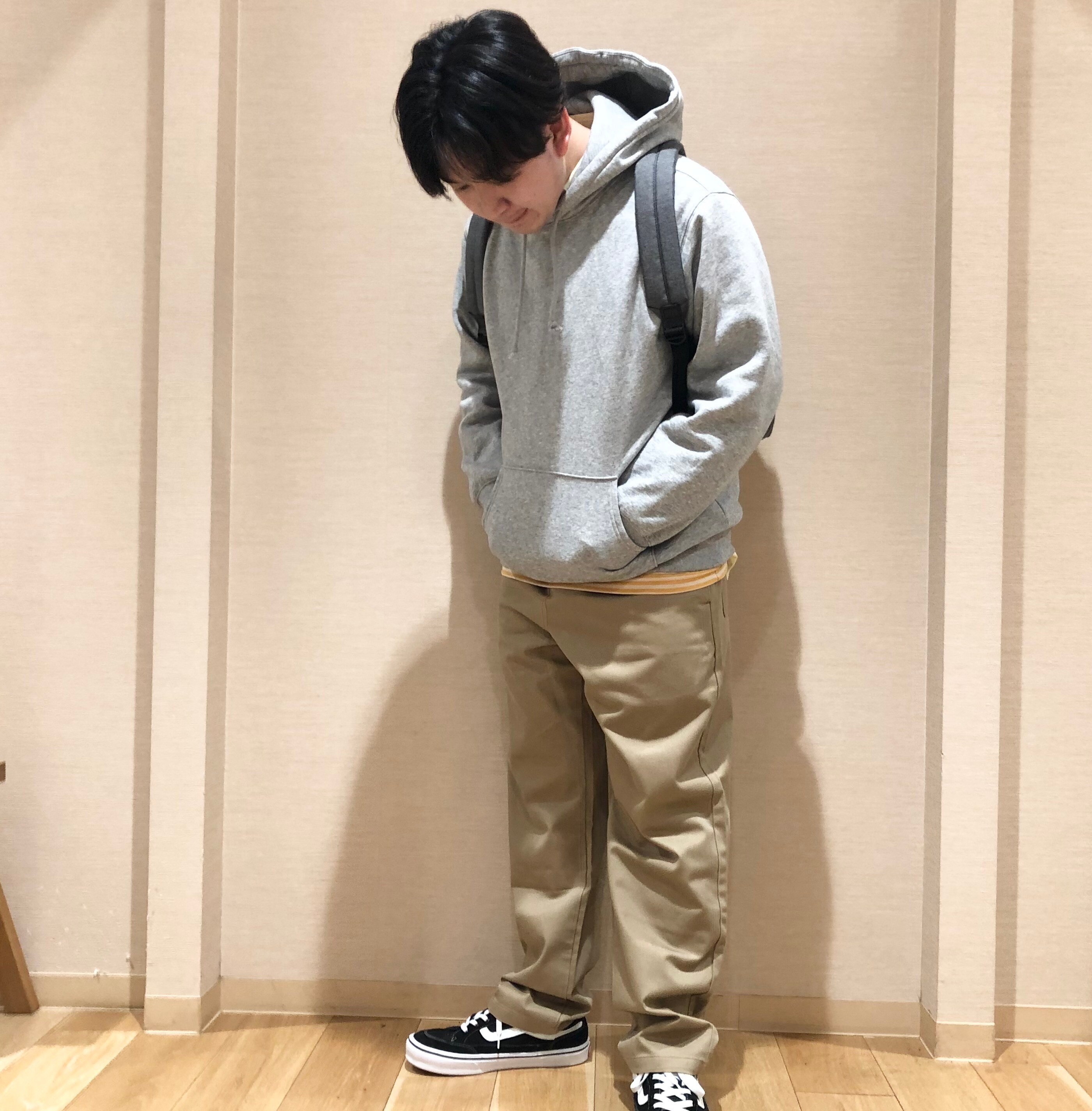 パーカーを着た男性