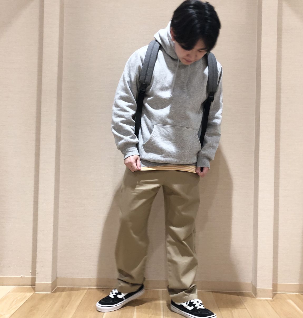 パーカーを着た男性