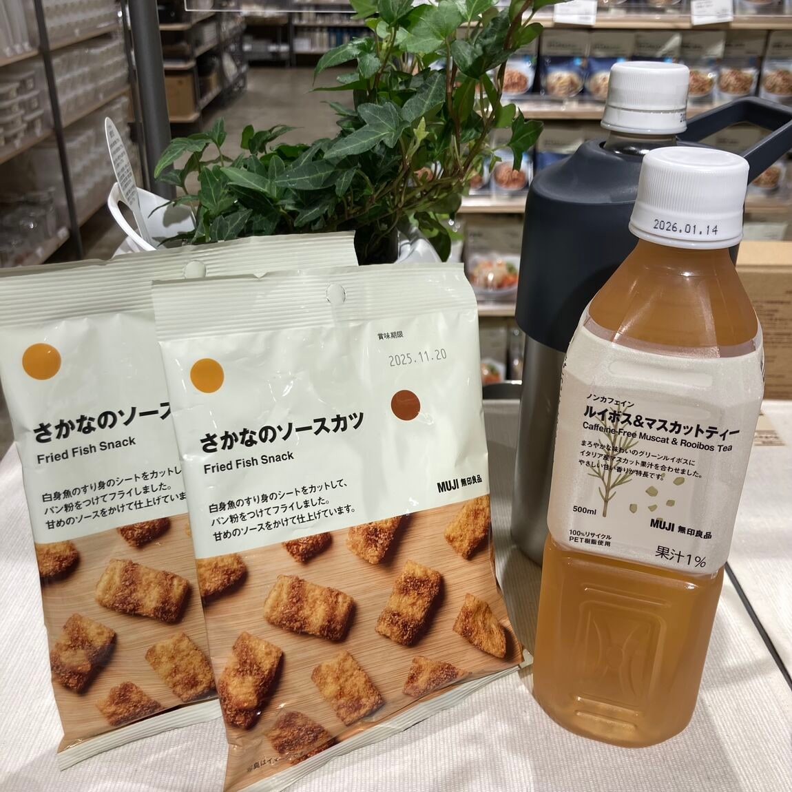 さかなのソースカツとルイボス＆マスカットティーのディスプレイ