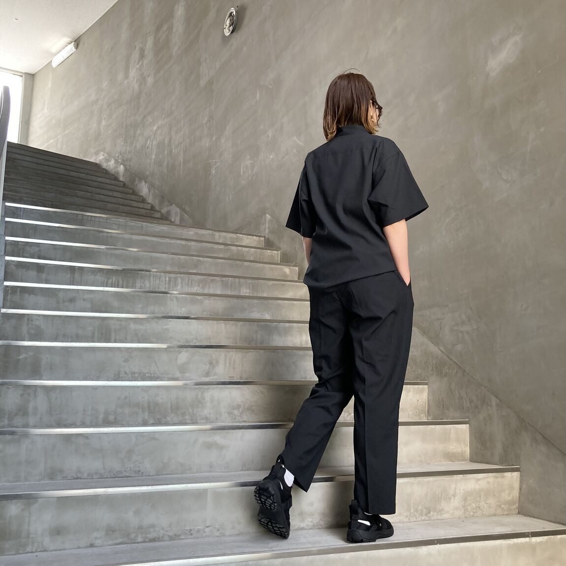 黒いセットアップを着用した女性の写真