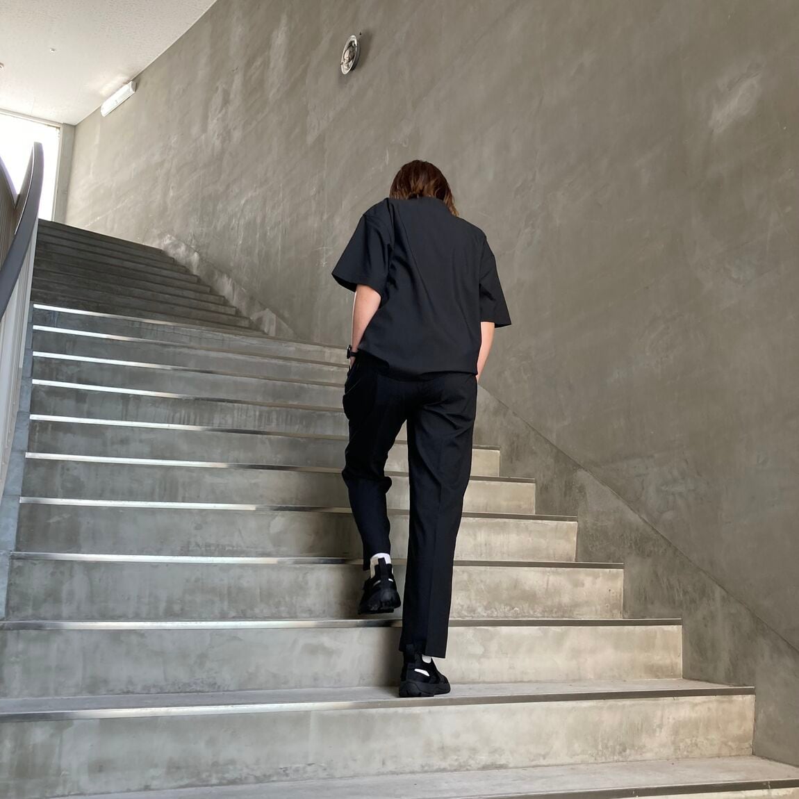 黒いセットアップを着用した女性の写真