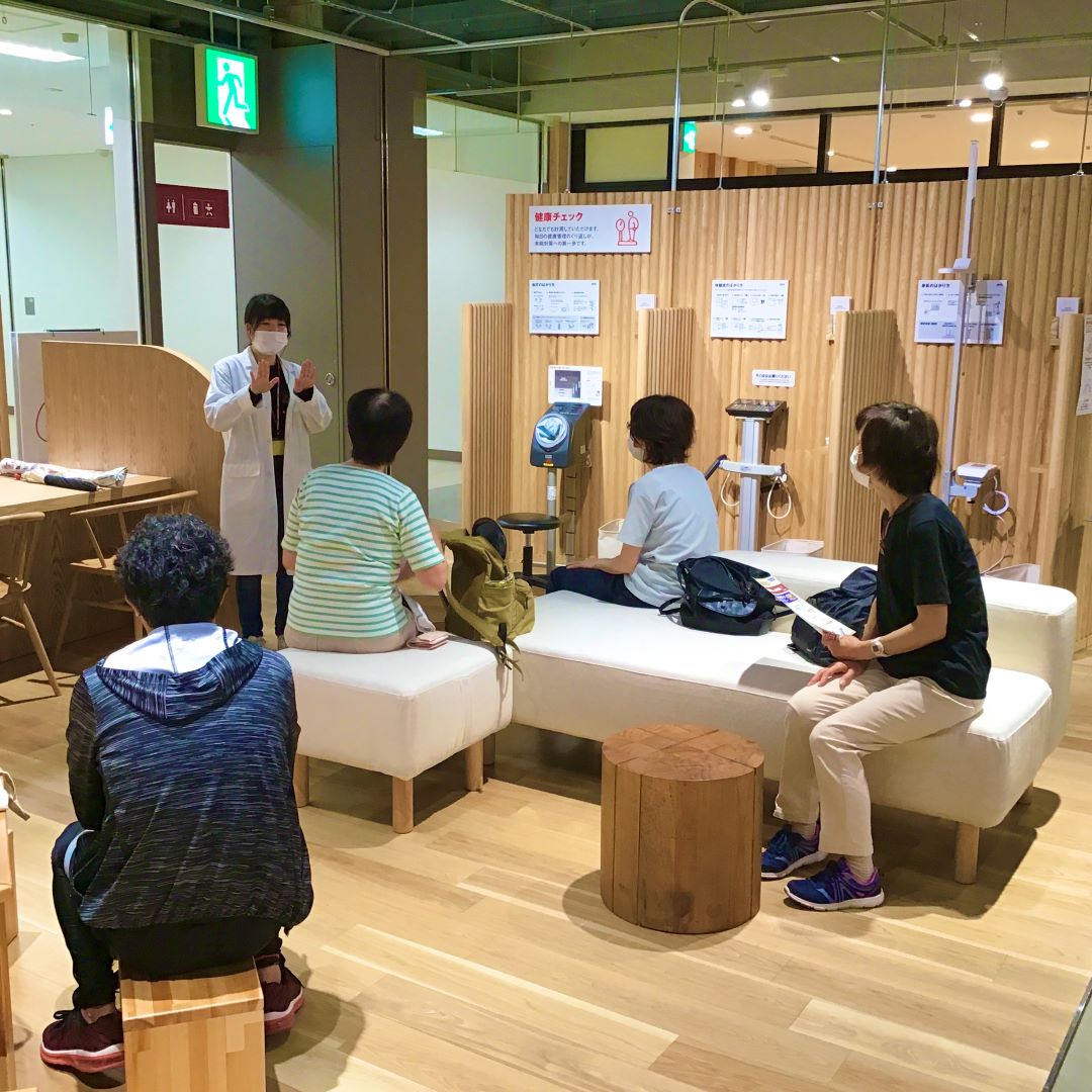 保健室の先生のお話ししている様子