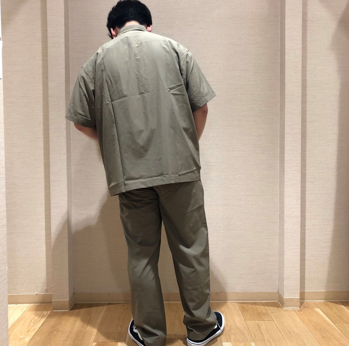シャツを着た男性