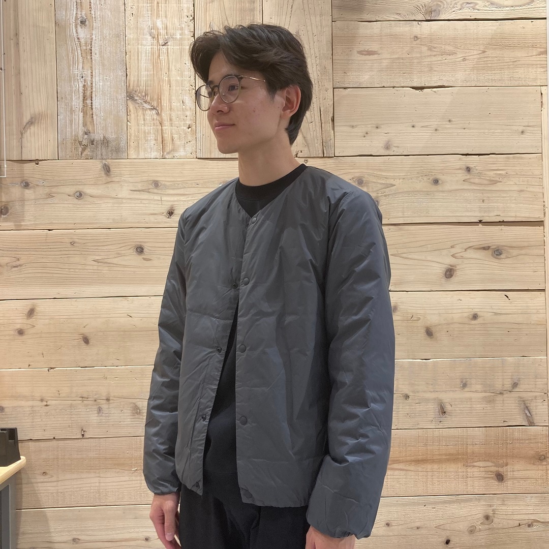 軽量ダウンポケッタブルノーカラージャケット