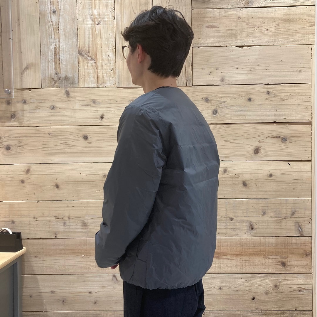 軽量ダウンポケッタブルノーカラージャケット