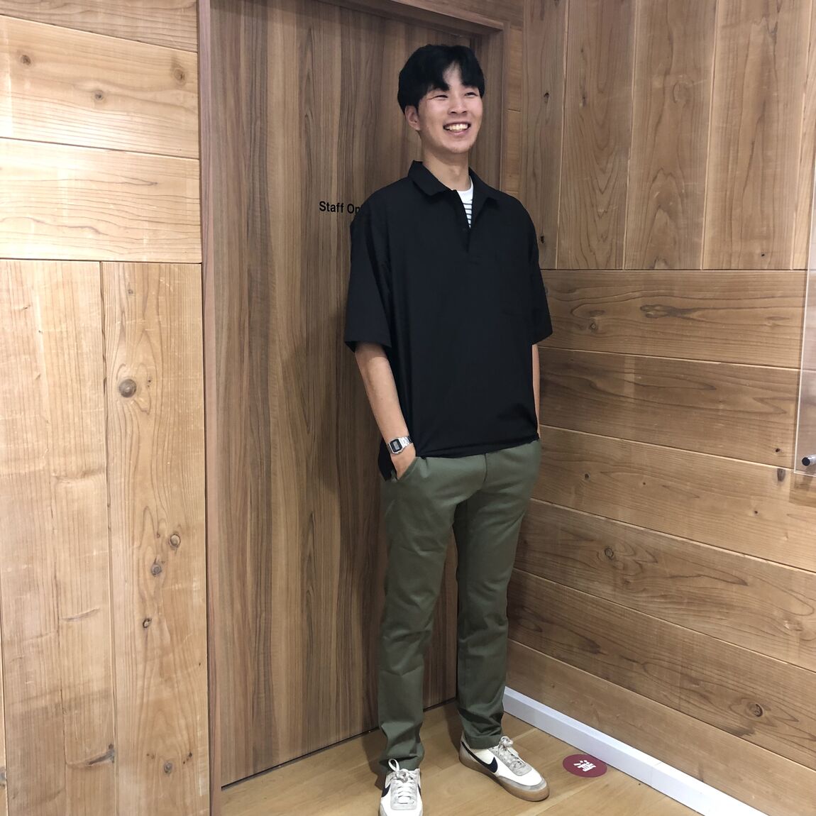 シャツを着た男性
