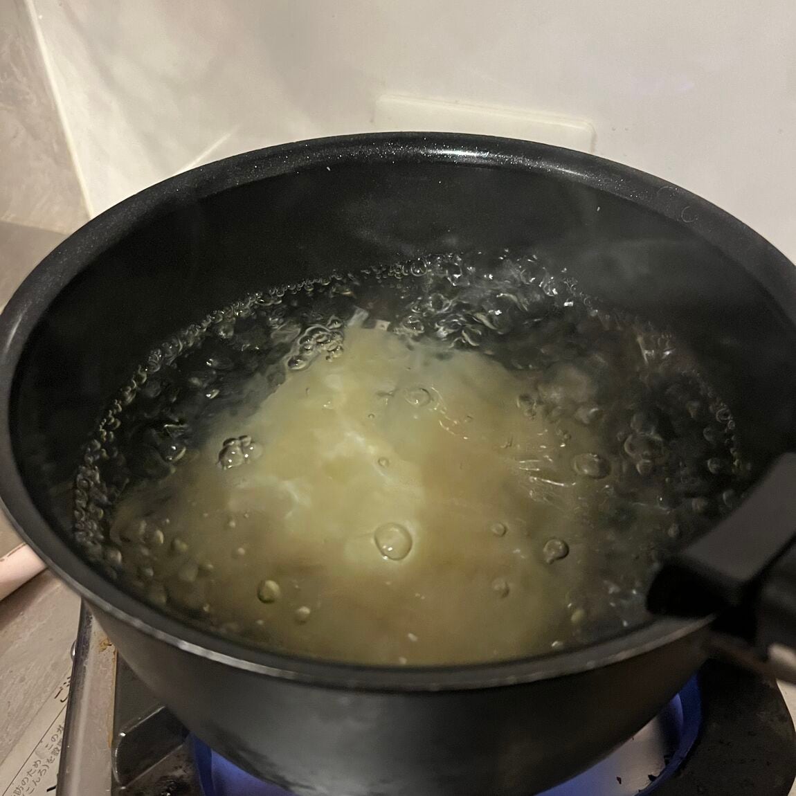 沸騰させたお湯に麵を入れる