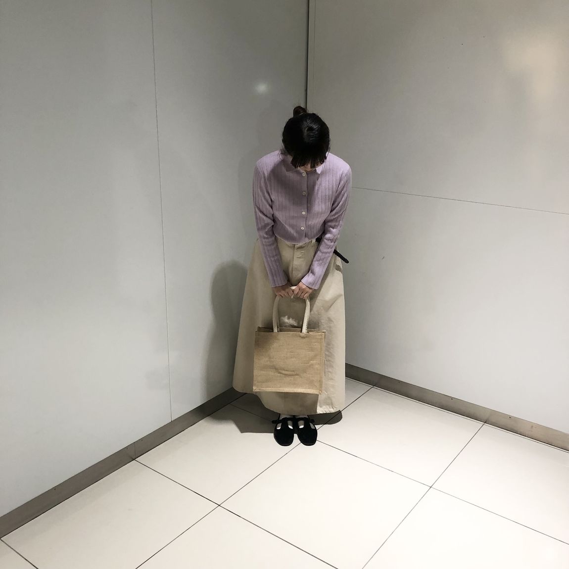 ラベンダーのコーデ　下を向いて