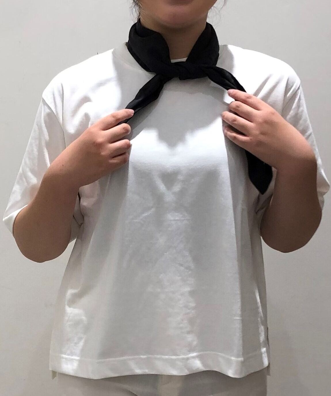 指し色に黒のスカーフを合わせてみました。