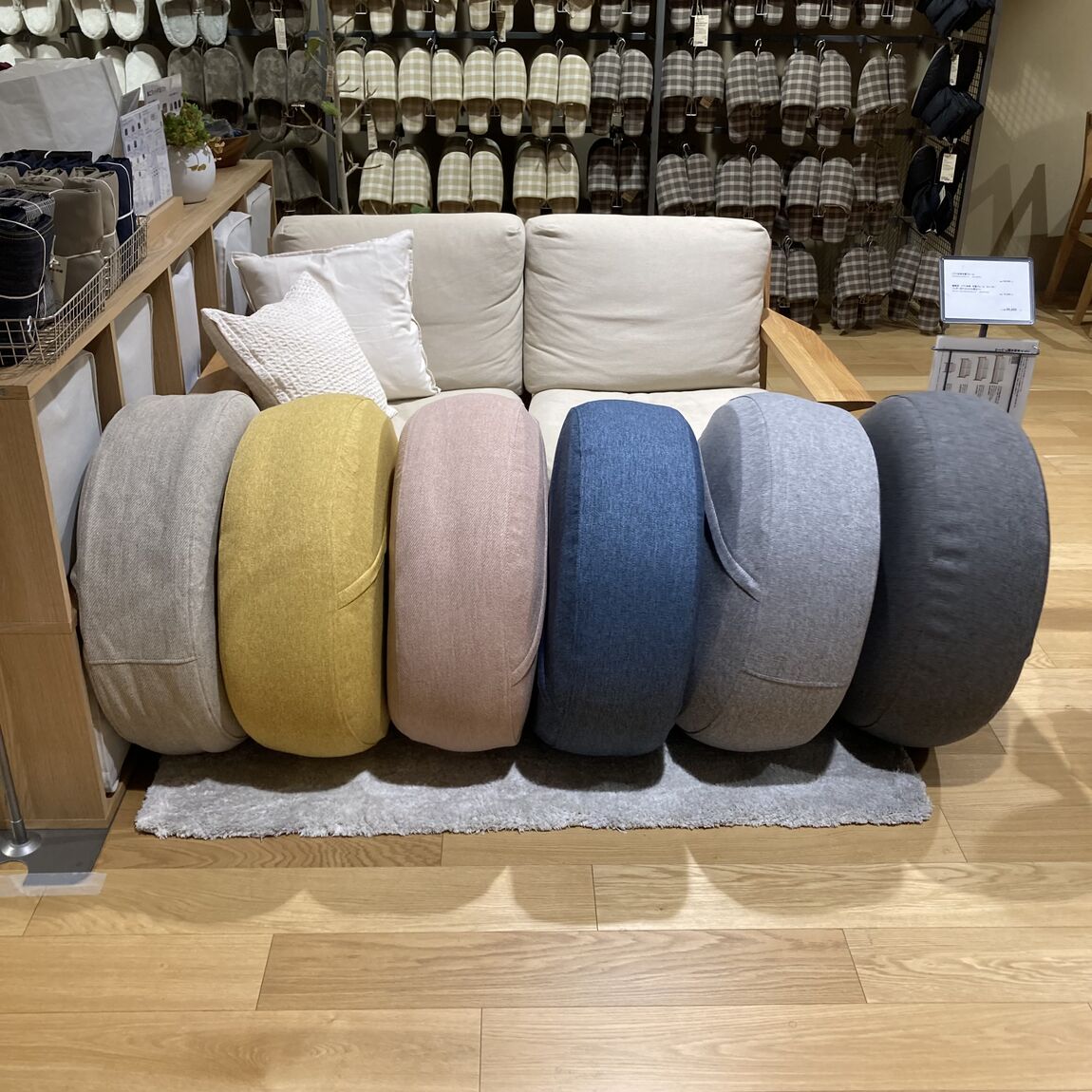 【大丸福岡天神】新商品　空気でできたフロアクッションのご紹介