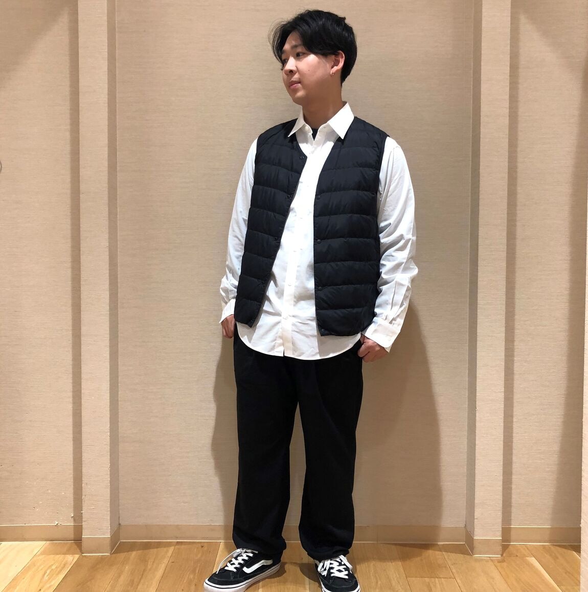 ダウンベストを着た男性